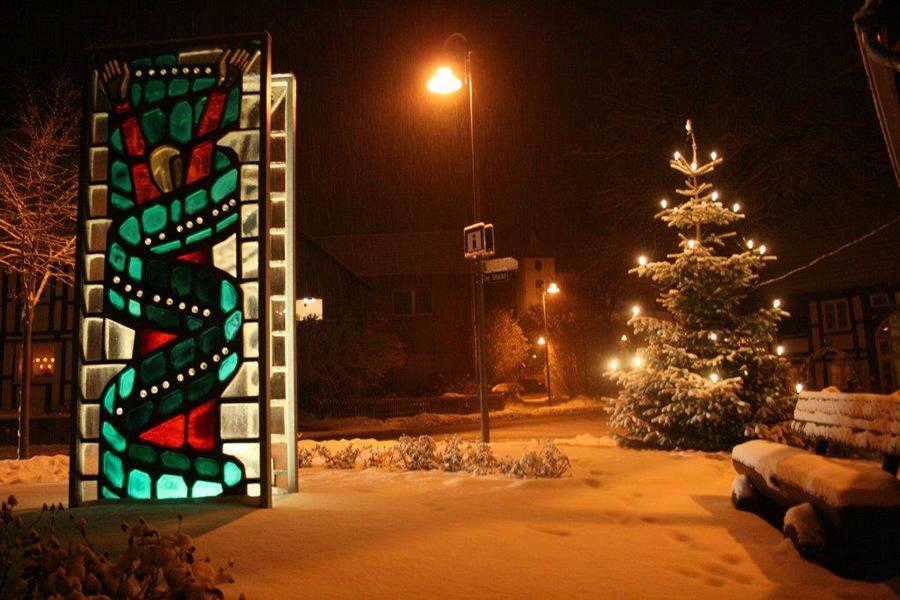 Symbol des Bündnisses Bellersen: Die Skulptur am Werkhaus in winterlicher Stimmung